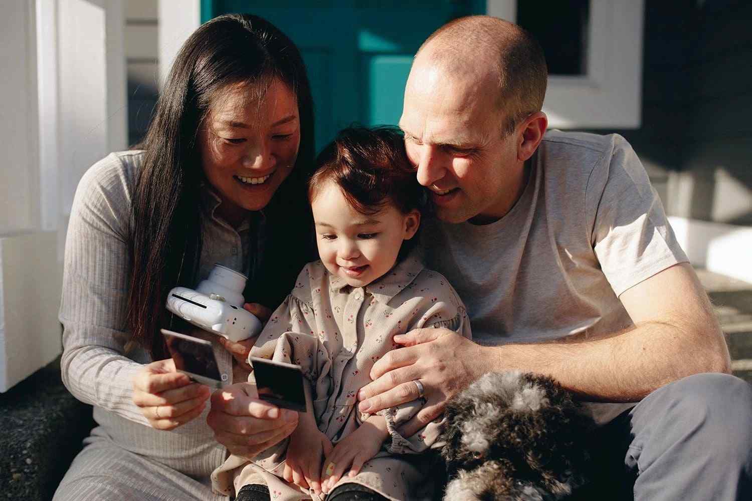 Family enjoying photos.